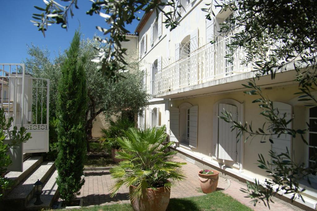 Hotel Du Cheval Blanc Saint-Rémy-de-Provence Exterior foto